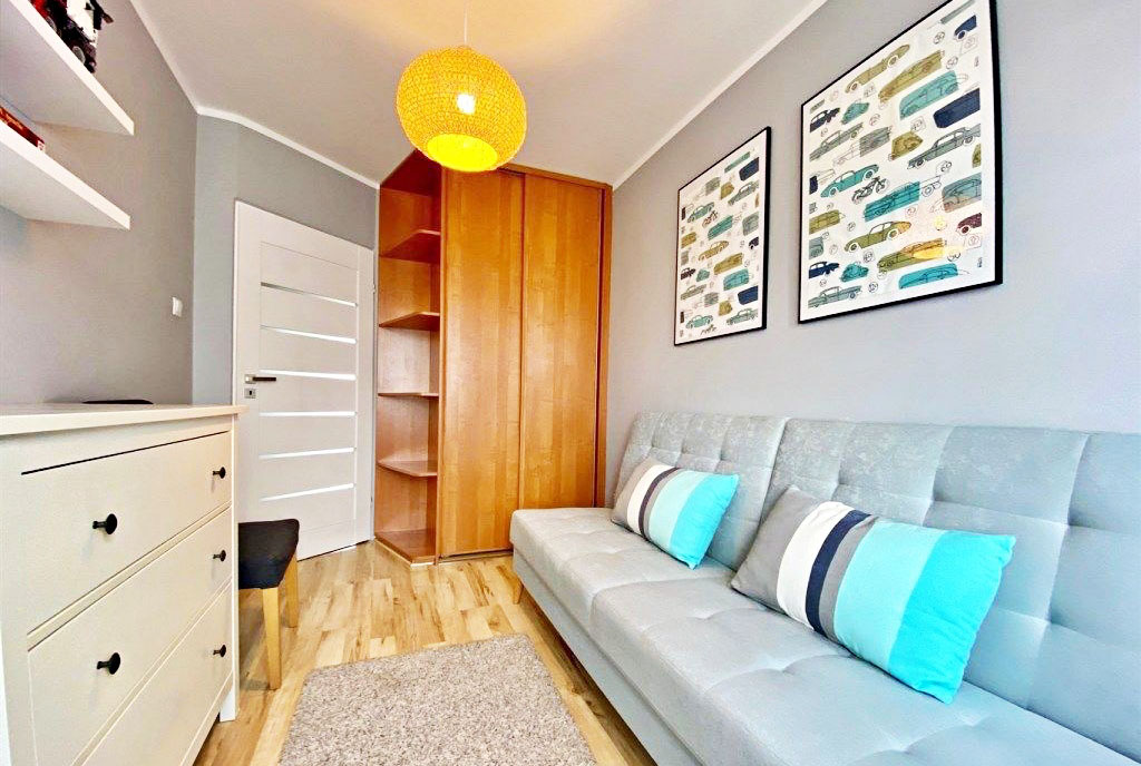 jeden z komfortowych pokoi w ekskluzywnym apartamencie na wynajem Szczecin