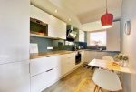 kuchnia w zabudowie w luksusowym apartamencie do wynajmu Szczecin