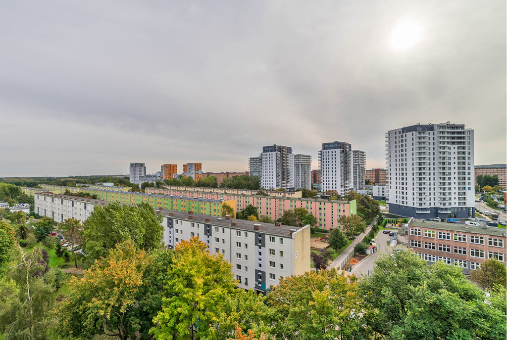 widok z balkonu na zieloną okolicę w luksusowym apartamencie na sprzedaż Gdańsk
