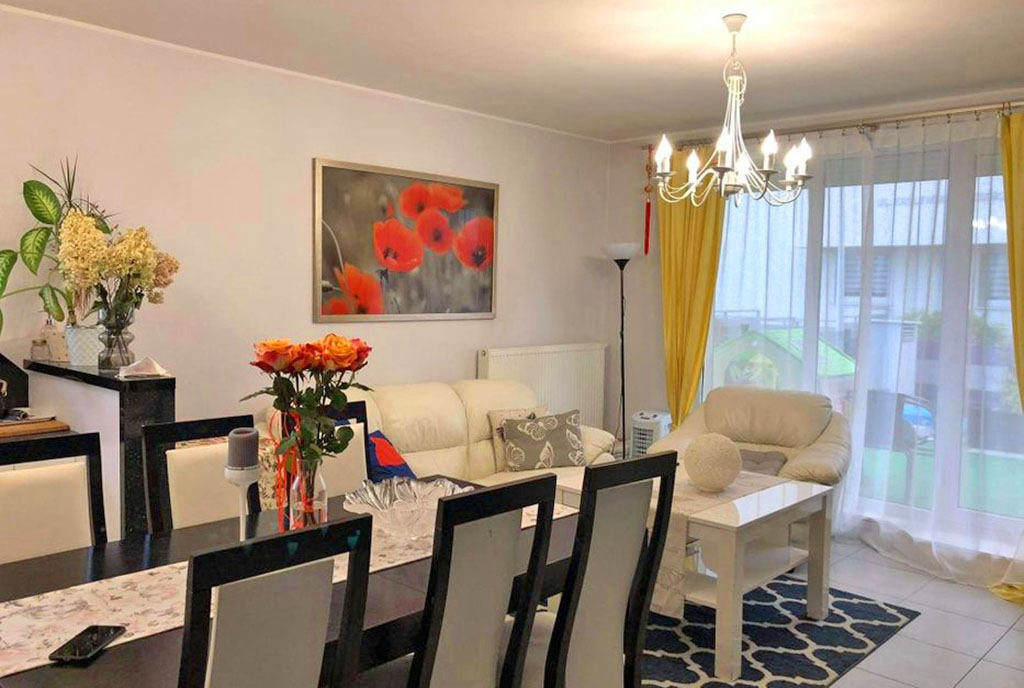 na pierwszym planie jadalnia w luksusowym apartamencie na sprzedaż Gdańsk