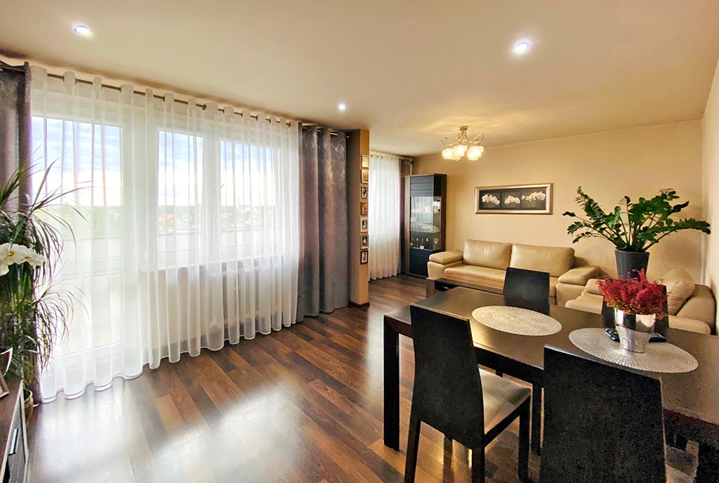 na pierwszym planie jadalnia w luksusowym apartamencie na sprzedaż Katowice (okolice)