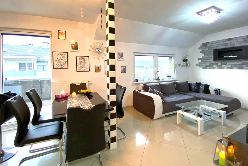 po lewej jadalnia, po prawej salon w luksusowym apartamencie na sprzedaż Szczecin (okolice)