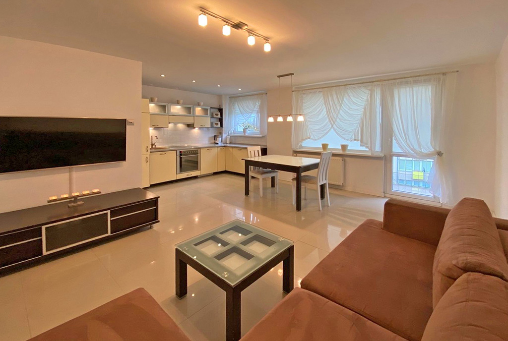 widok z salonu na aneks kuchenny w ekskluzywnym apartamencie do sprzedaży Szczecin