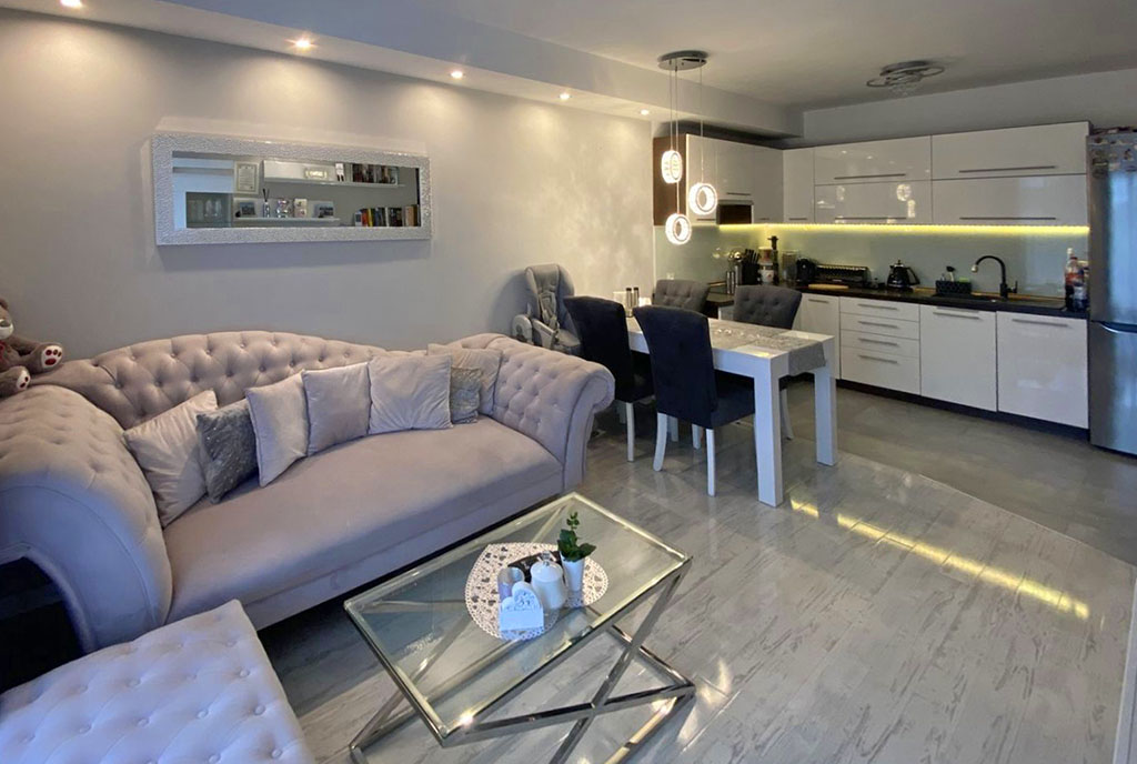 widok z salonu na aneks kuchenny w ekskluzywnym apartamencie do sprzedaży Szczecin