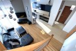 widok z górnego poziomu na ekskluzywny salon w luksusowym apartamencie do sprzedaży Szczecin