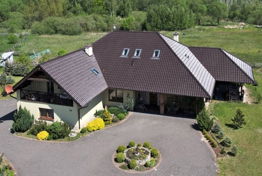 okazała bryła luksusowej willi na sprzedaż Mazury