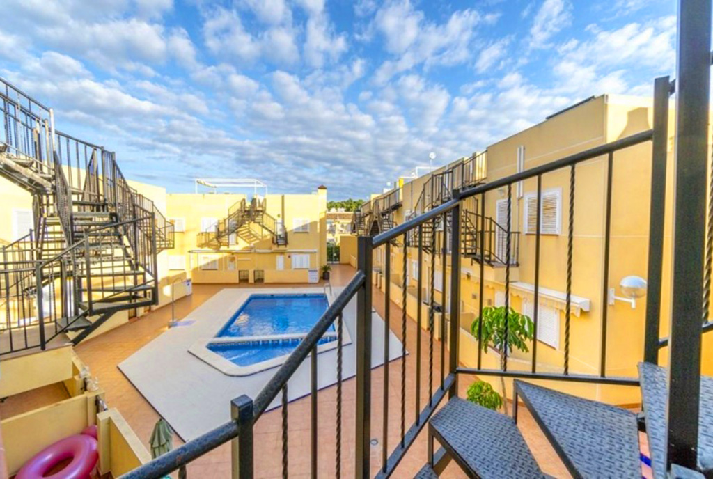 widok na basen z luksusowej willi na sprzedaż Hiszpania (Costa Blanca, La Mata)