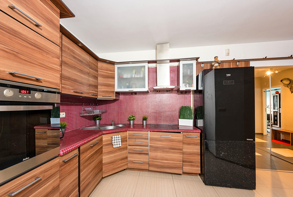 zabudowana kuchnia w ekskluzywnym apartamencie na sprzedaż Warszawa