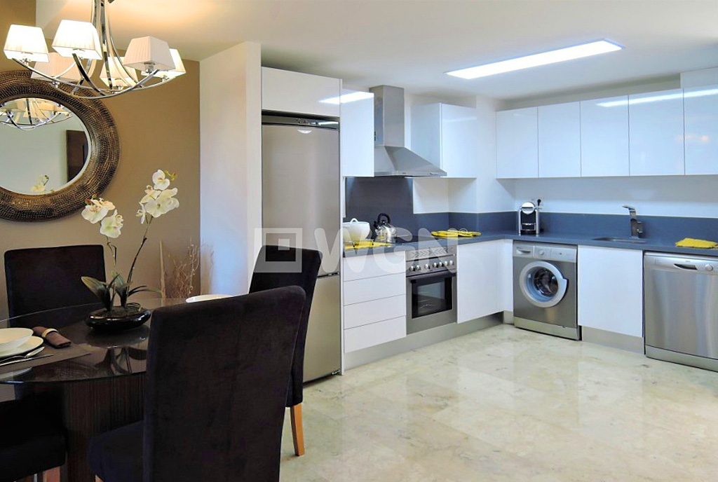 zbliżenie na jadalnię, a także aneks kuchenny w luksusowym apartamencie do sprzedaży Hiszpania (Costa Blanca Torrevieja, Punta Prima)