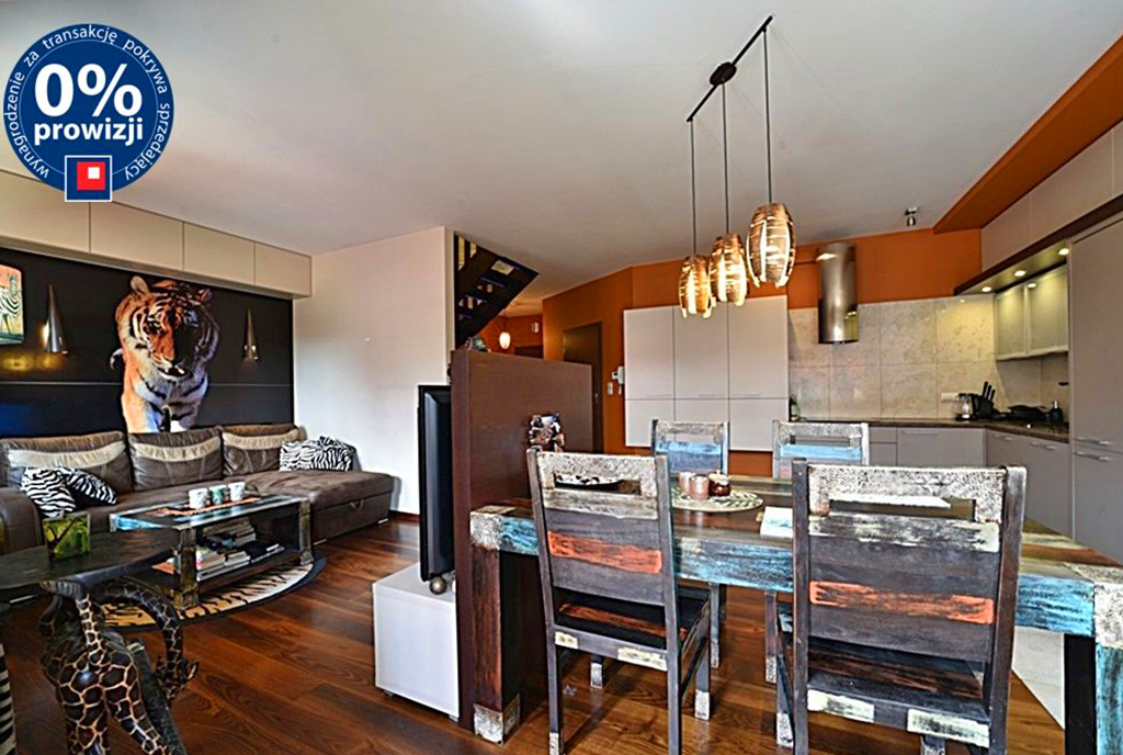 zbliżenie na jadalnię, w oddali pokój dzienny w ekskluzywnym apartamencie do sprzedaży Bolesławiec