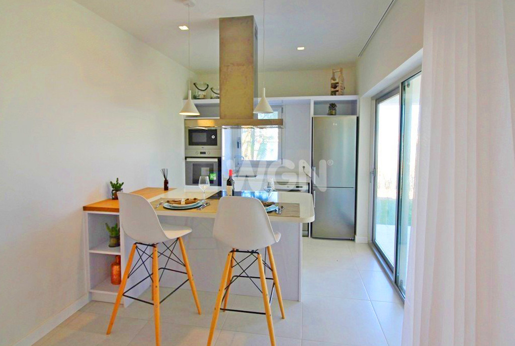 zbliżenie na jadalnia, w oddali aneks kuchenny w ekskluzywnym apartamencie do sprzedaży Hiszpania (Costa Blanca, Torrevieja, Mil Palmeras)