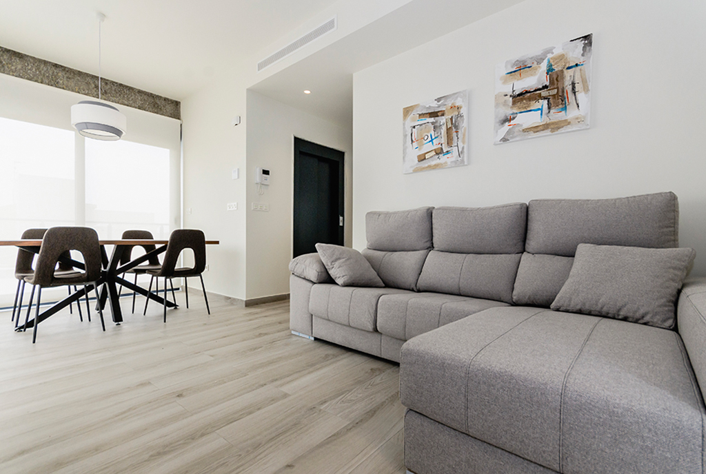 elegancki pokój dzienny w luksusowym apartamencie na sprzedaż Hiszpania (Torre de la Horadada, Alicante)
