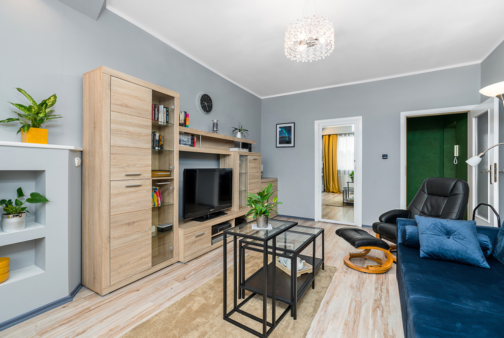 widok na drugą stronę salonu w ekskluzywnym apartamencie do sprzedaży Poznań
