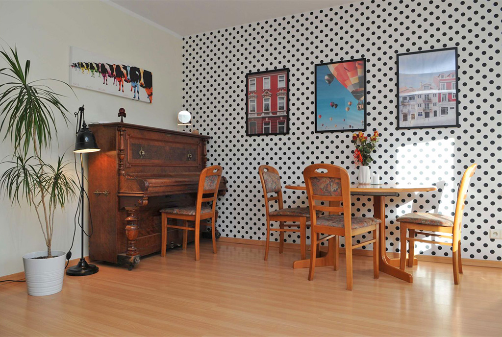 jedno z komfortowych pomieszczeń z pianinem w luksusowym apartamencie do sprzedaży Szczecin