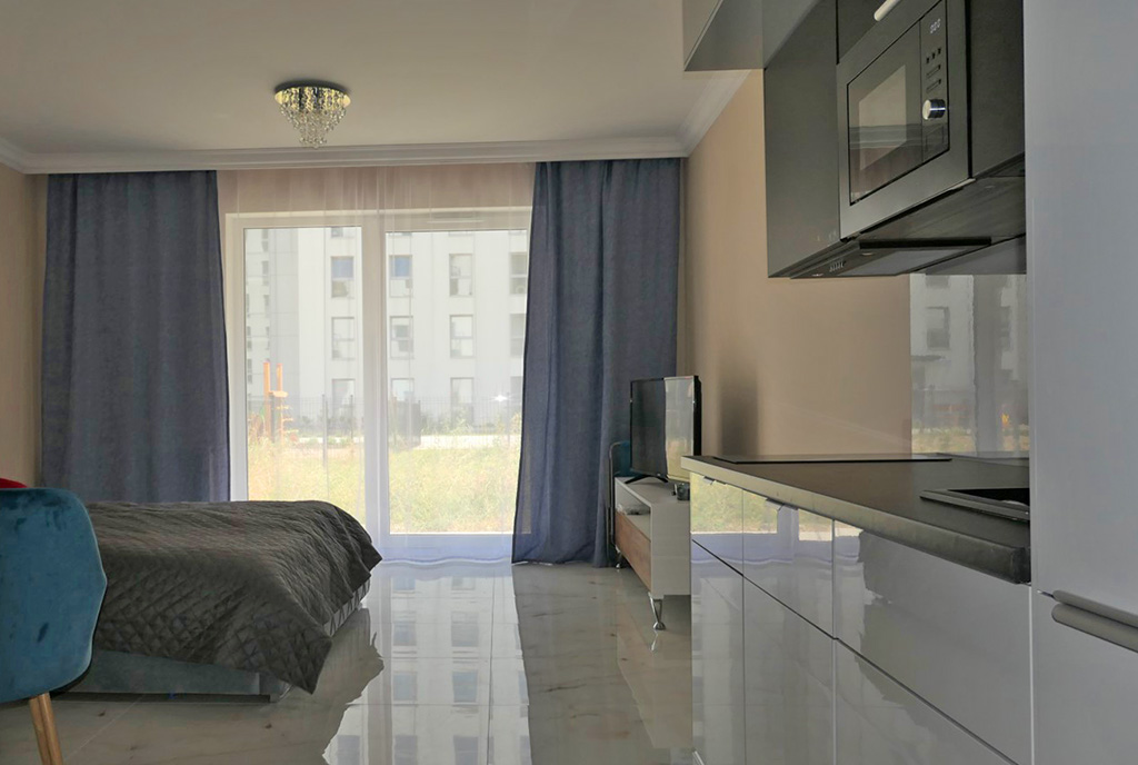 widok z innej perspektywy na pokój dzienny w ekskluzywnym apartamencie do wynajęcia Gdańsk