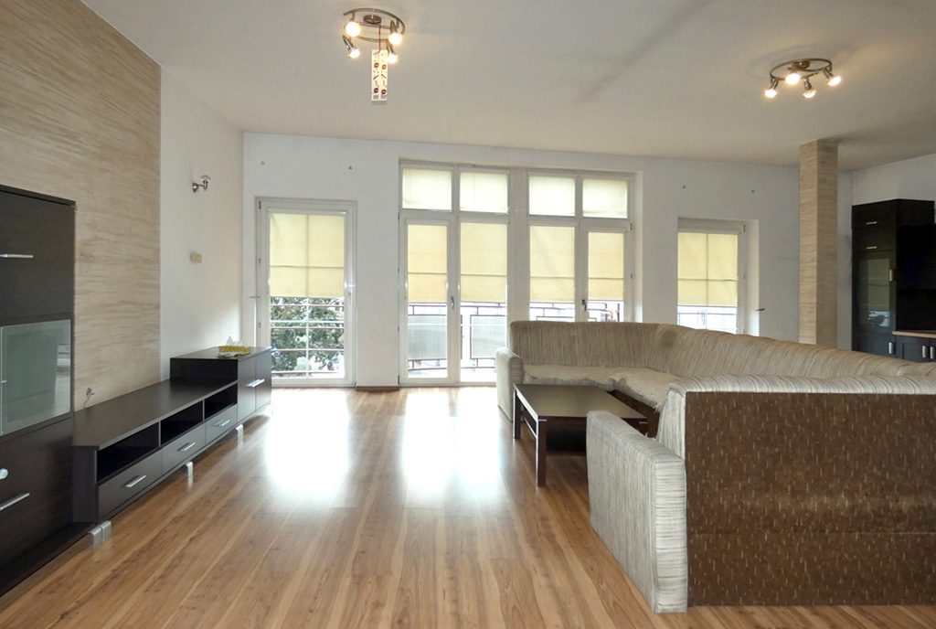 wytworny pokój dzienny w luksusowym apartamencie do wynajmu Ostrów Wielkopolski