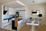 zaaranżowane zgodnie z nowoczesnymi trendami wnętrze aneksu kuchennego w luksusowym apartamencie do wynajęcia Mazury