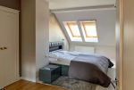 zaciszna sypialnia na pierwszej kondygnacji ekskluzywnego apartamentu na wynajem Mazury