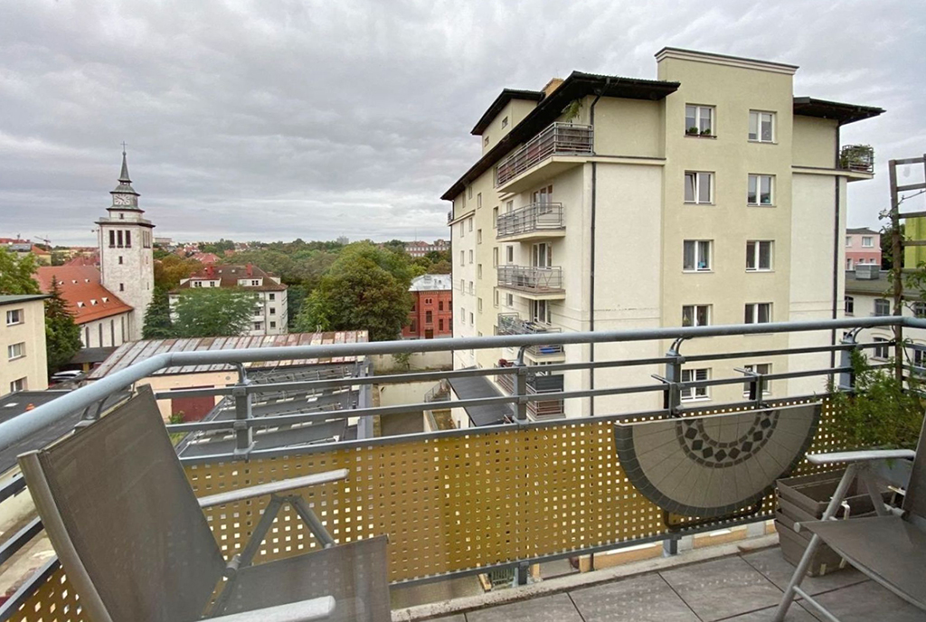 wygodny balkon z ładnym widokiem przy ekskluzywnym apartamencie na wynajem Szczecin