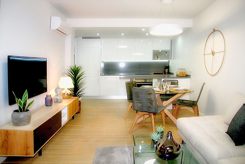 widok z salonu an anaeks kuchenny w luksusowym apartamencie na sprzedaż Hiszpania (Orihuela Costa, Villamartin)
