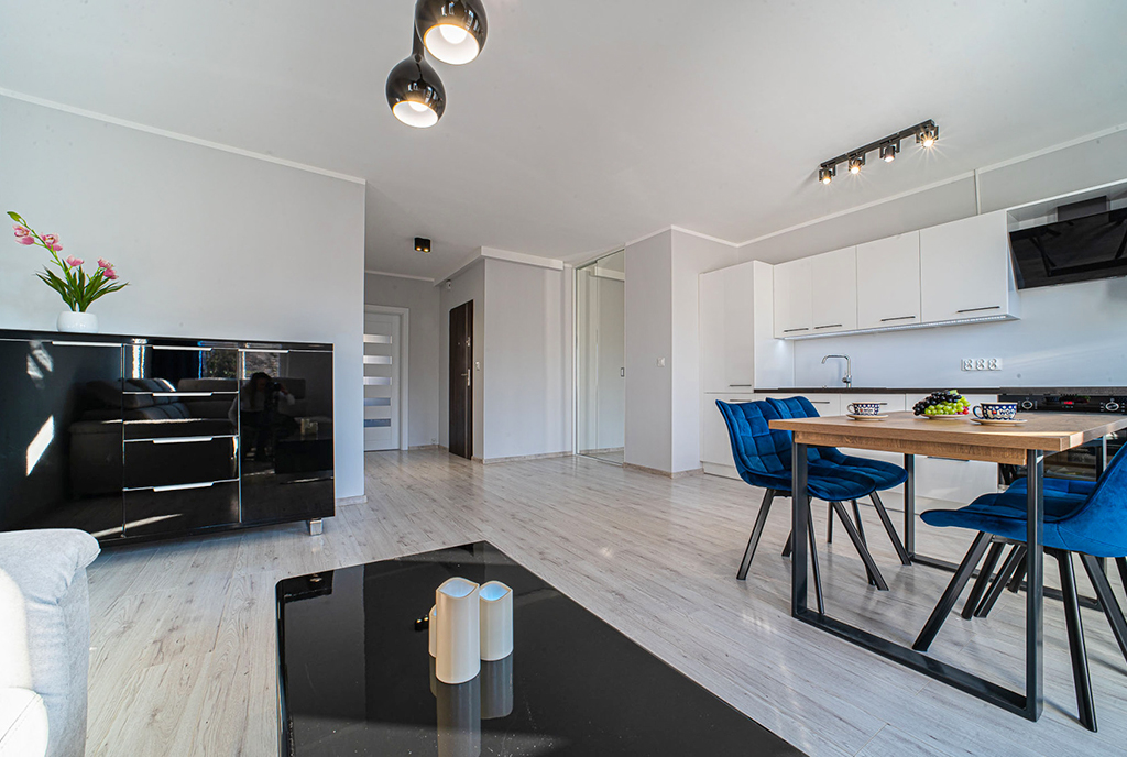 widok od strony salonu na luksusowy apartament do wynajmu Bolesławiec