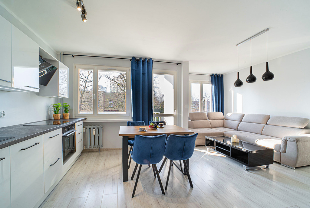 na pierwszym planie jadalnia w ekskluzywnym apartamencie na wynajem Bolesławiec