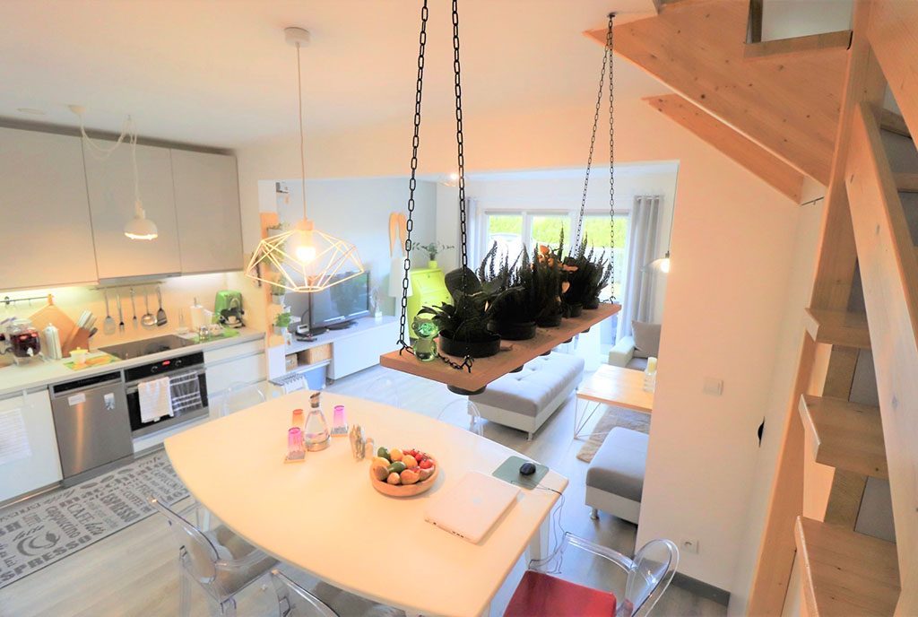 widok z góry na stylowy salon w ekskluzywnej willi do sprzedaży Bielsko-Biała (okolice)