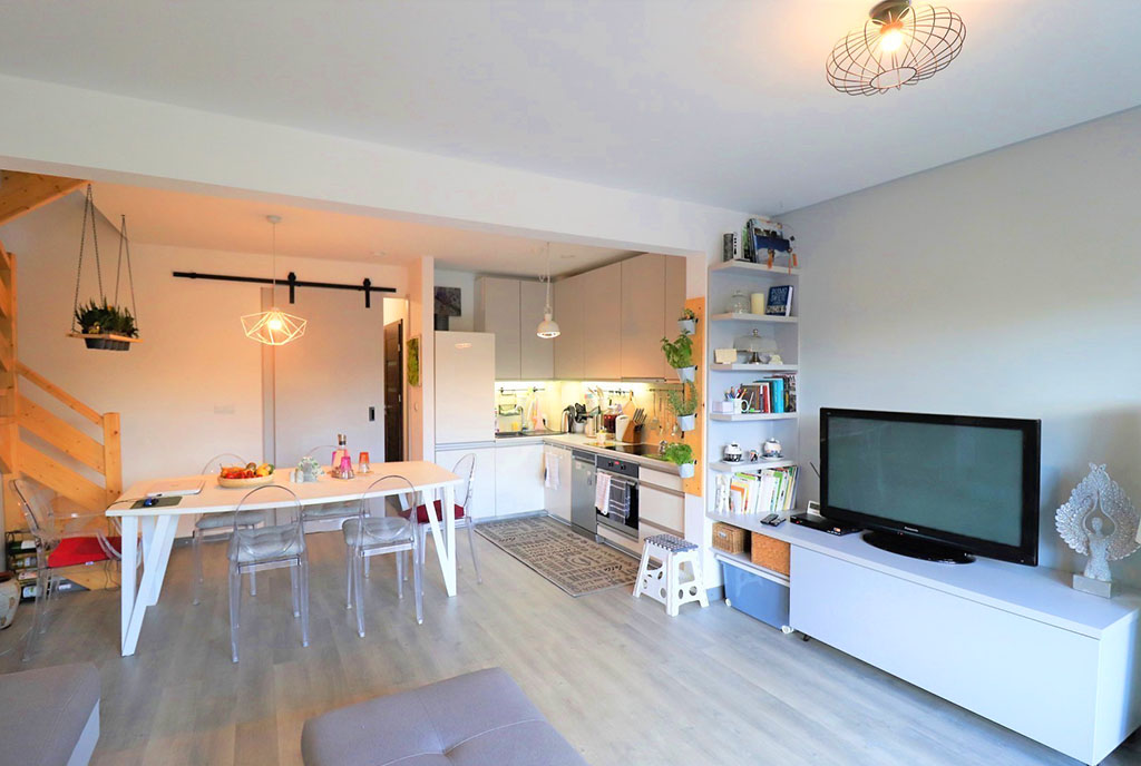 po prawej salon, po lewej jadalnia w ekskluzywnej willi do sprzedaży Bielsko-Biała (okolice)