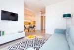 na pierwszym planie salon w luksusowym apartamencie do sprzedaży Gdańsk