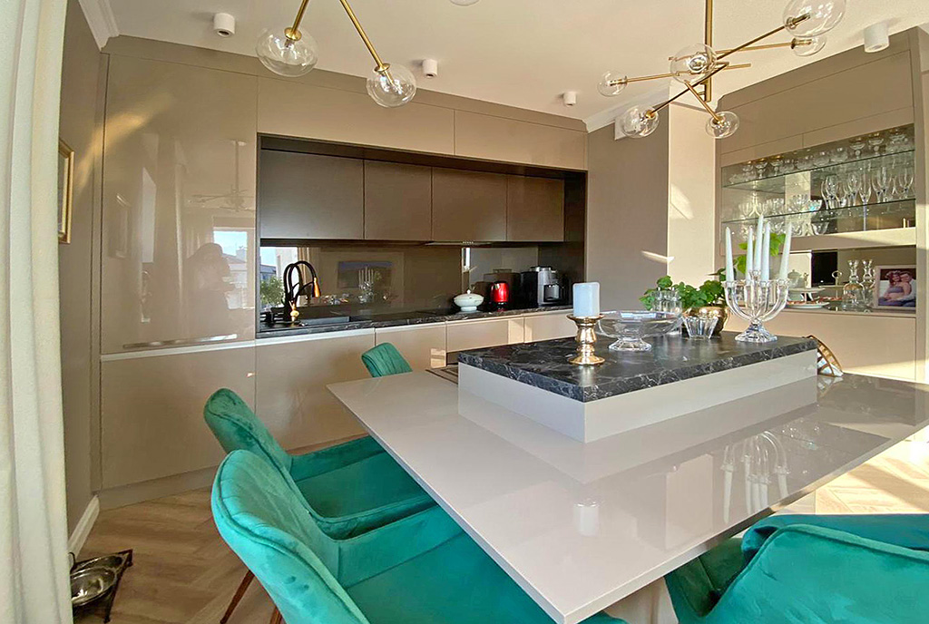 stylowy pokój dzienny w luksusowym apartamencie na sprzedaż Szczecin