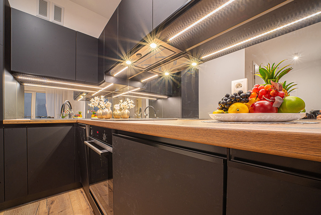kuchnia w nowoczesnej zabudowie w luksusowym apartamencie do wynajmu Bolesławiec