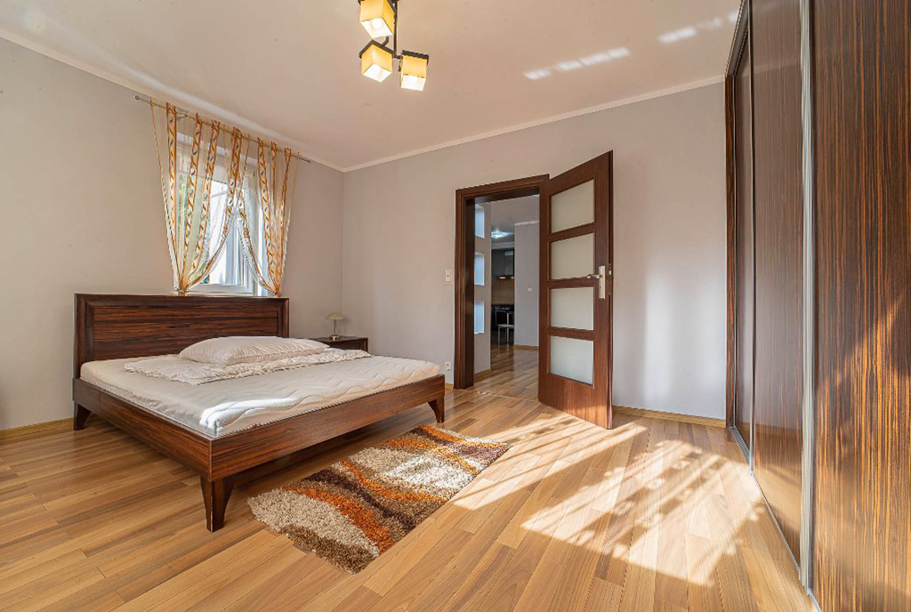 fragment sypialni w ekskluzywnym apartamencie na wynajem Bolesławiec
