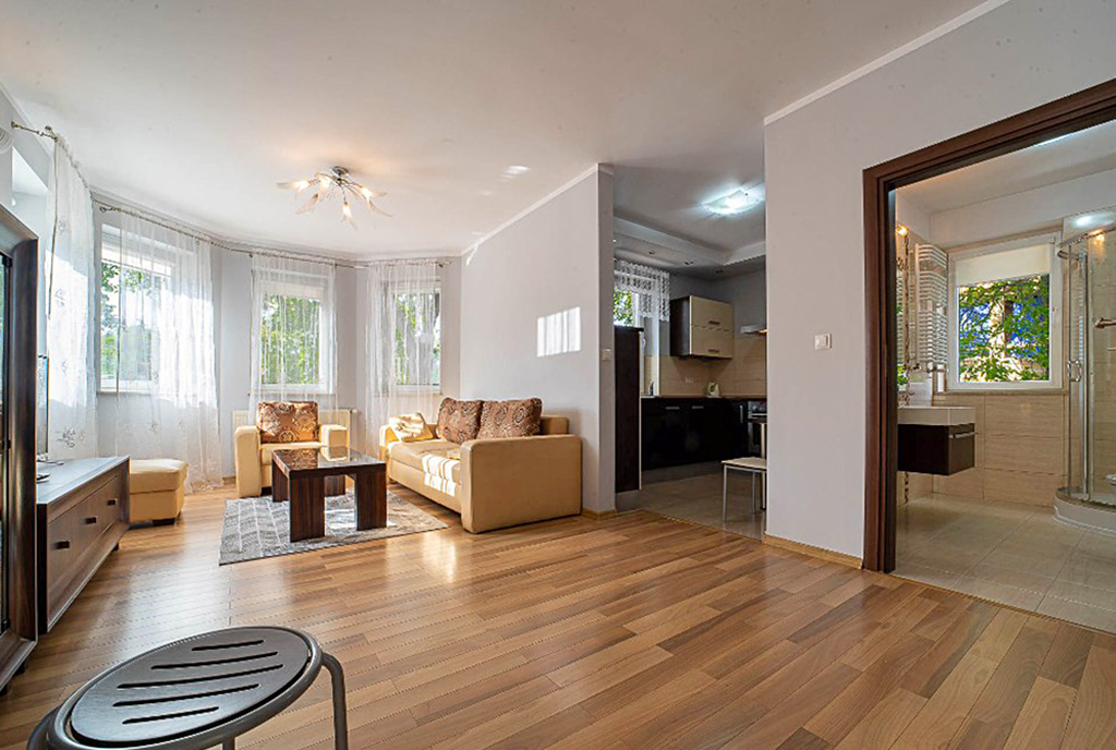 hol, przedpokój, w oddali salon w ekskluzywnym apartamencie do wynajmu Bolesławiec