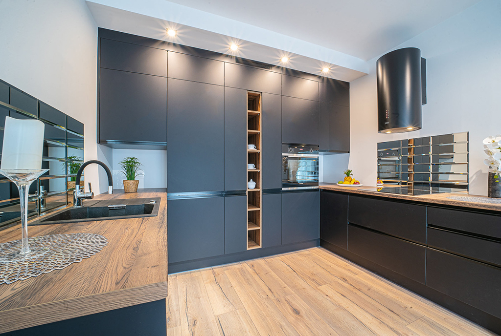 kuchnia w praktycznej zabudowie w luksusowym apartamencie do wynajmu Bolesławiec