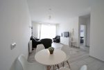 widok z jadalni na wnętrze ekskluzywnego apartamentu do wynajęcia Bolesławiec