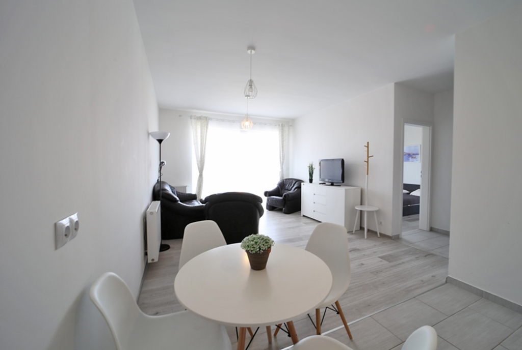 widok z jadalni na wnętrze ekskluzywnego apartamentu do wynajęcia Bolesławiec