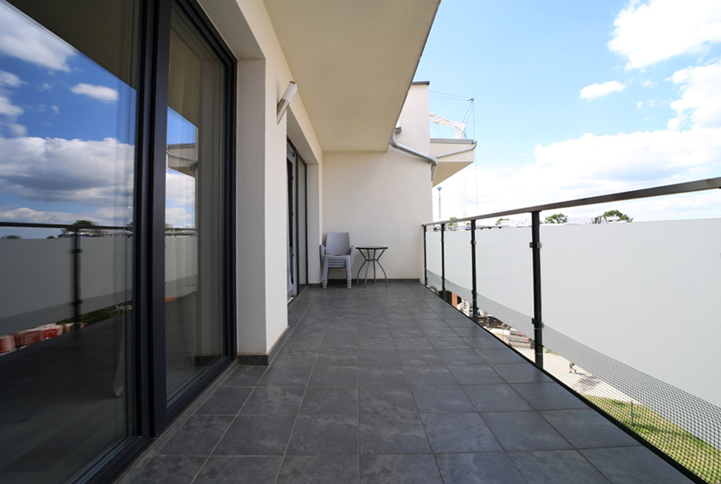 widokowy salon / taras przy ekskluzywnym apartamencie na wynajem Bolesławiec