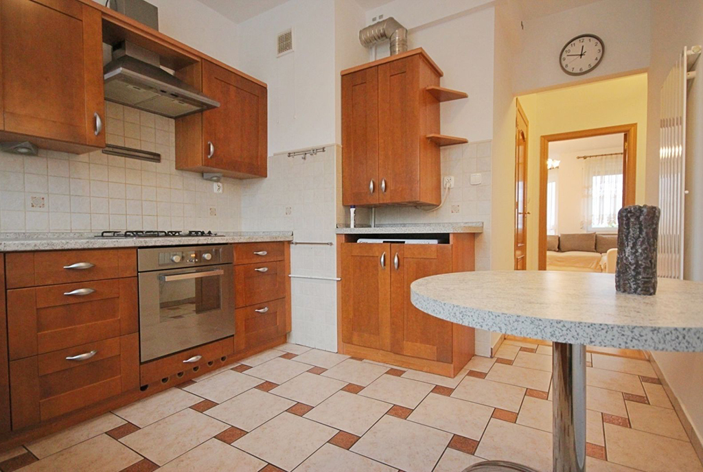 praktycznie zabudowana kuchnia w ekskluzywnym apartamencie na wynajem Szczecin (okolice)