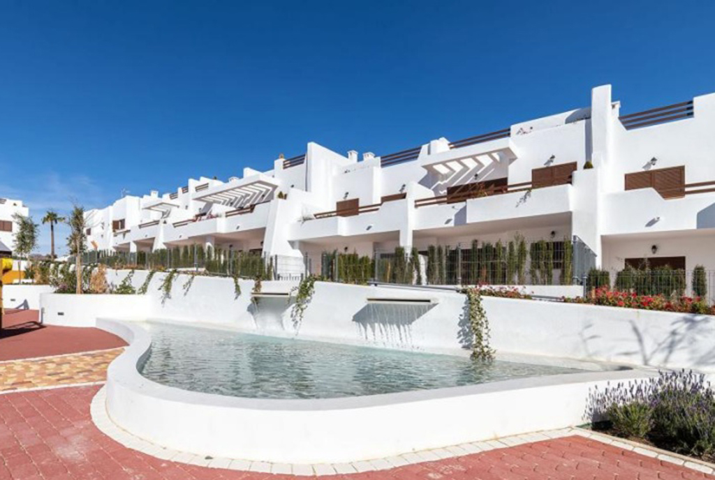 widok na osiedle z basenem, gdzie znajduje się oferowana na sprzedaż willi Hiszpania (Costa Almeria, Pulpi)