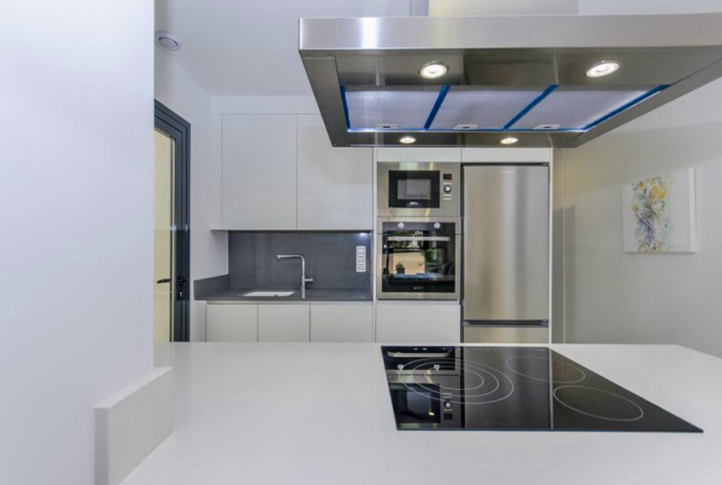 nowoczesna kuchnia w luksusowym apartamencie na sprzedaż Hiszpania (Costa Blanca, Torrevieja)
