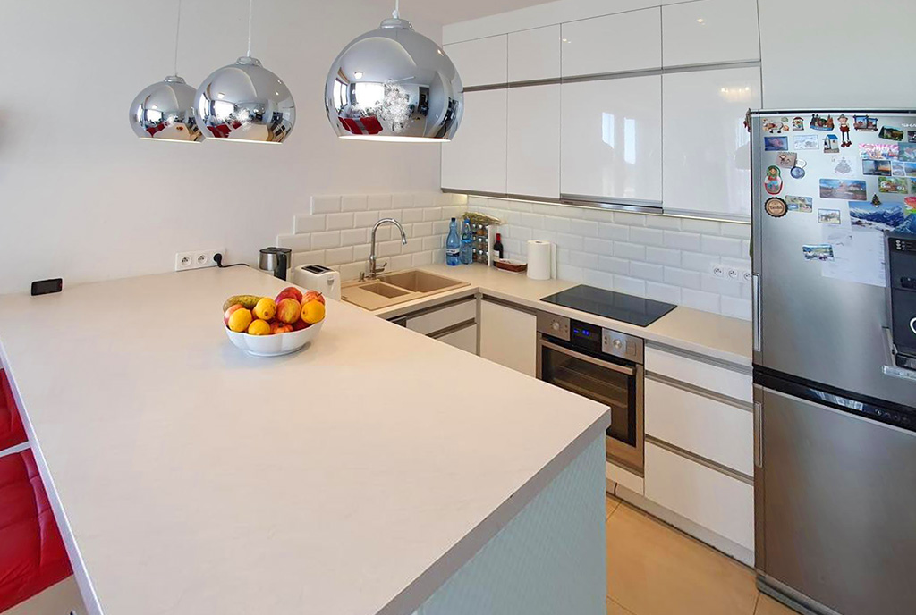kuchnia w nowoczesnej zabudowie w luksusowym apartamencie na sprzedaż Szczecin