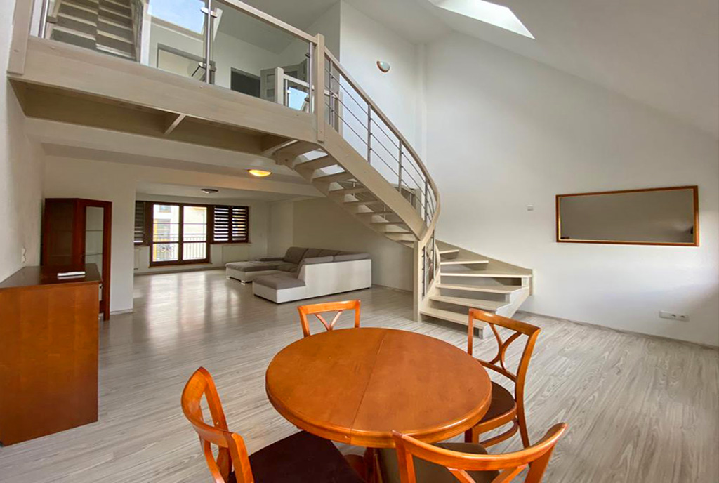 eleganckie, dwupoziomowe wnętrze luksusowego apartamentu do wynajmu Szczecin