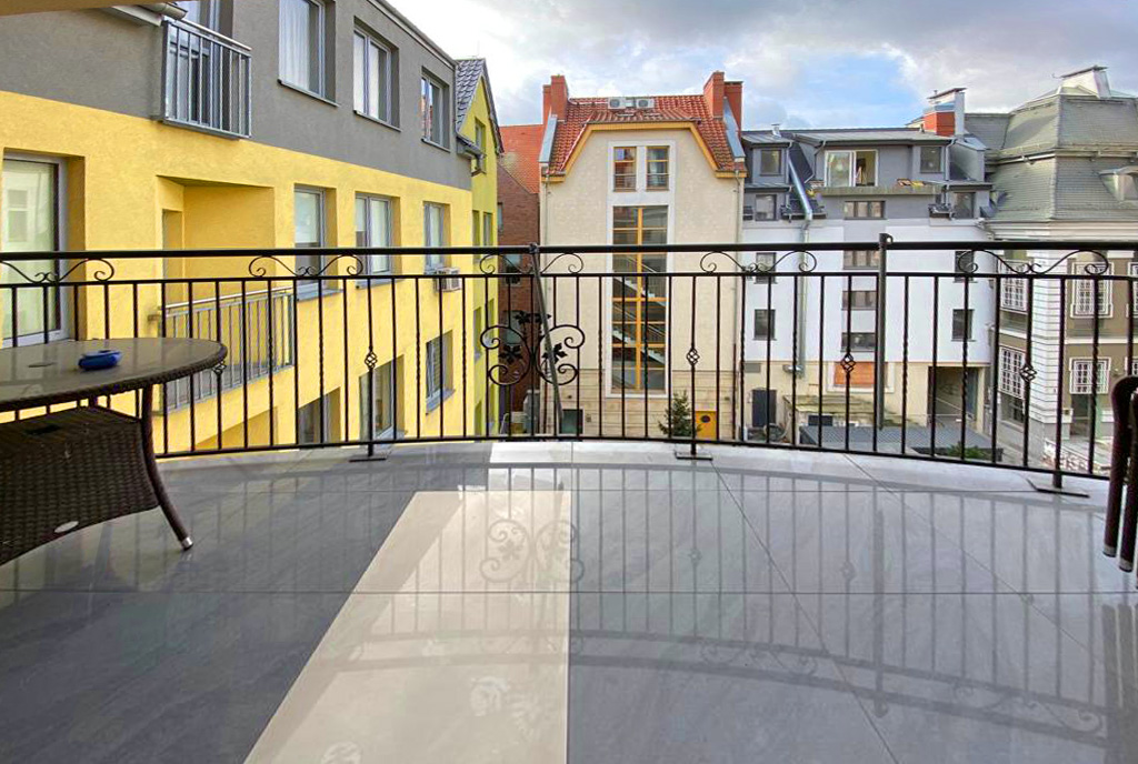 imponujący taras przy luksusowym apartamencie do wynajęcia Szczecin