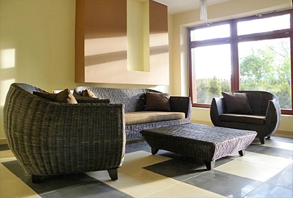 wytworny i stylowy salon w luksusowym apartamencie na wynajem nad morzem