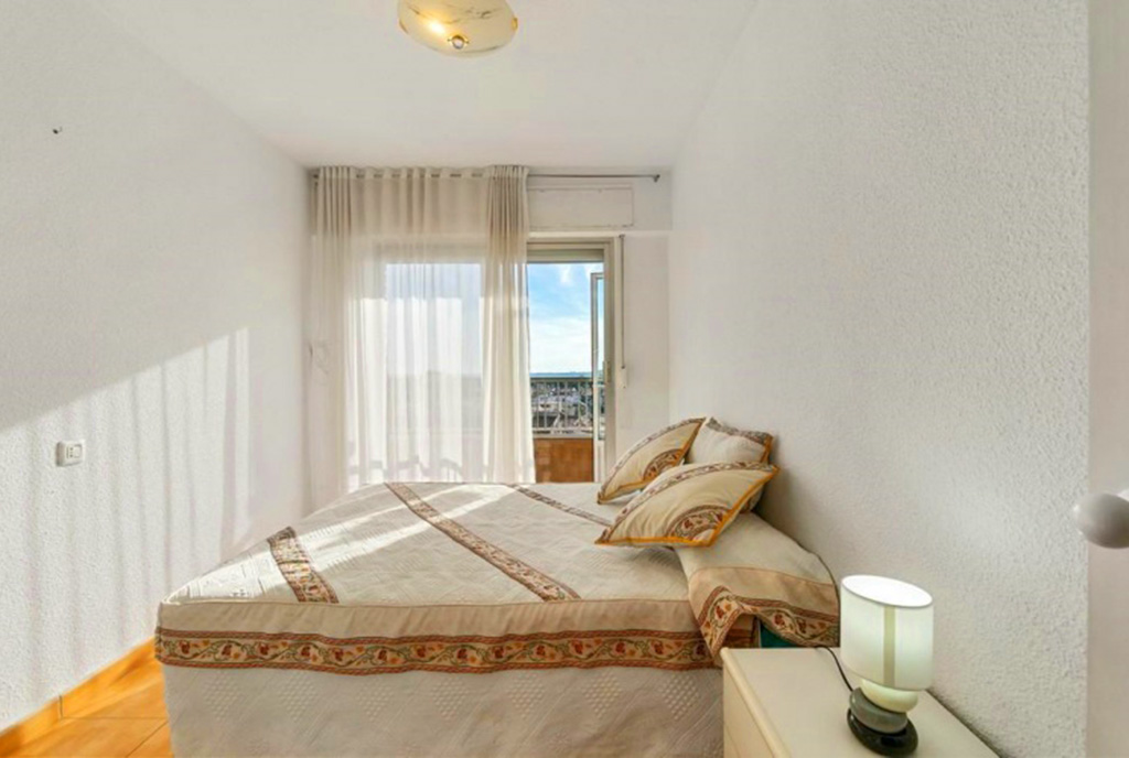 elegancka sypialnia w ekskluzywnym apartamencie na sprzedaż Hiszpania (Costa Blanca, Orihuela Costa, Punta Prima)