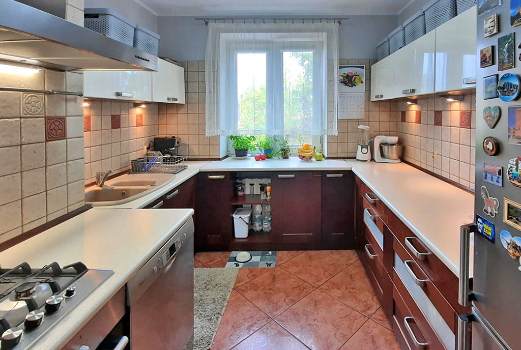 wygodna kuchnia w zabudowie w ekskluzywnym apartamencie do sprzedaży Konin
