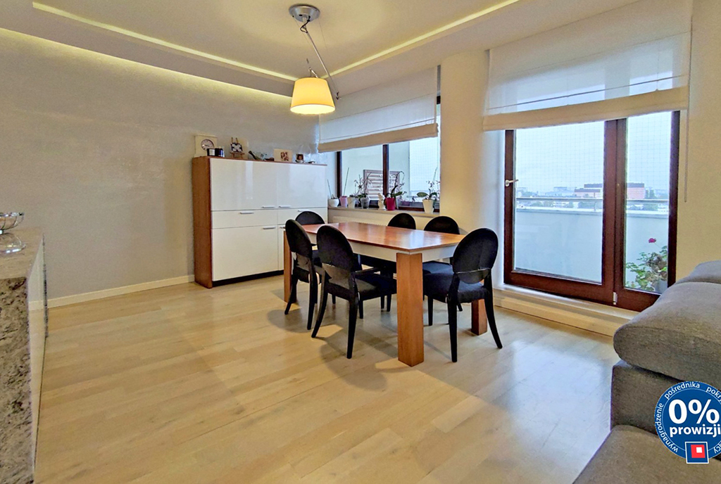 na pierwszym planie jadalnia w ekskluzywnym apartamencie do sprzedaży Lublin