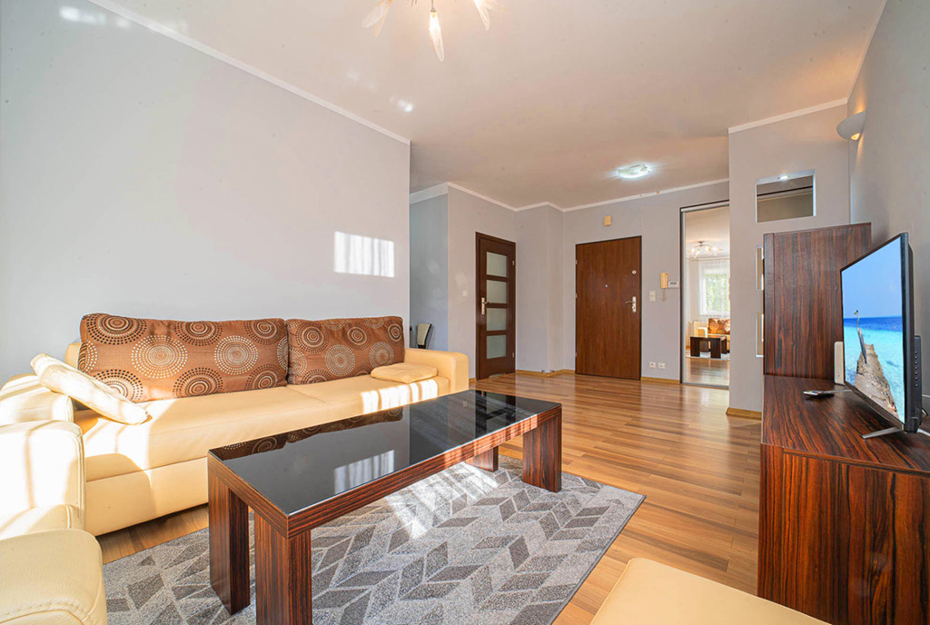 druga strona salonu w luksusowym apartamencie do wynajmu Bolesławiec