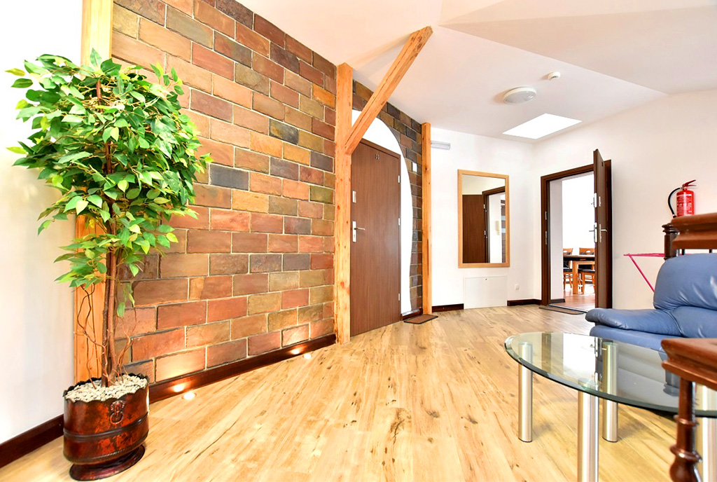 przestronny hol w luksusowym apartamencie do wynajmu Inowrocław