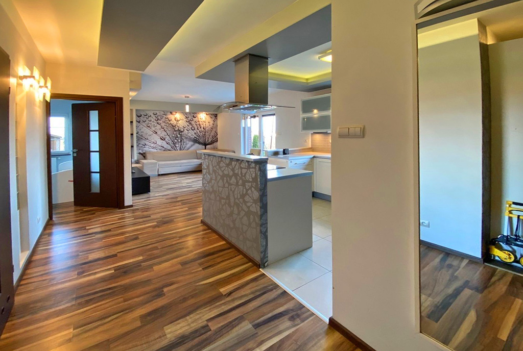 prestiżowy hol i salon z jadalnią w luksusowym apartamencie do wynajmu Szczecin